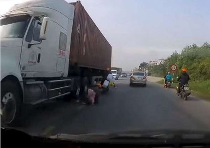 شاهد.. أم تنتشل رضيعها من براثن موت محقق!