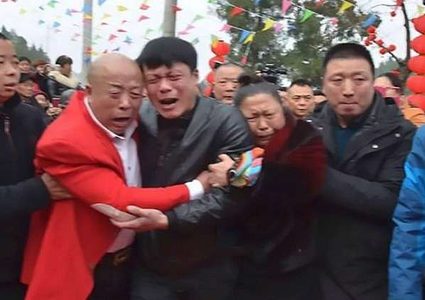 رجل يعثر على والديه بعد اختطافه بـ 31 عاما!