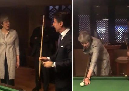 تيريزا ماي تستعرض مهاراتها في "البلياردو" أمام نظيرها الإيطالي!