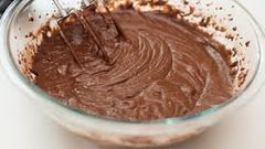 تناول عجين الكيك قبل خبزه يسبب أضرار صحية خطيرة