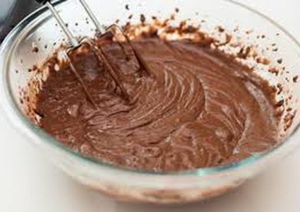 تناول عجين الكيك قبل خبزه يسبب أضرار صحية خطيرة