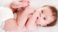 دراسة: تأجيل الطعام الصلب للرضع يزيد خطر تعرضهم للحساسية الغذائية