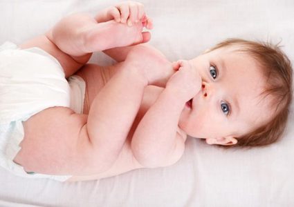 دراسة: تأجيل الطعام الصلب للرضع يزيد خطر تعرضهم للحساسية الغذائية