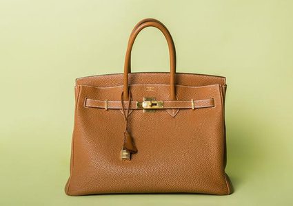 بريطانية تريد صنع حقيبة يد من جلد ساقها "المبتورة"!