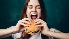 كيف تكون العادات الغذائية الخاطئة سببا في الجوع؟