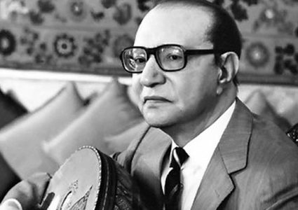 مع اقتراب ذكرى ميلاده ال117موسيقار الأجيال فى جلسةرسم بريشة زوجته