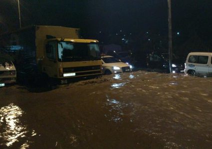 إغلاق شوارع في بدو وسميراميس وكفر عقب بالقدس بسبب الأمطار الغزيرة