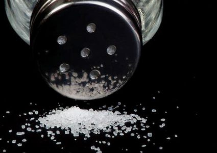 هل يتسبب الملح في التهاب الجلد؟