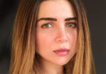 مي عز الدين تسخر من نفسها بنصف صورة.. هكذا تبدو في الصباح