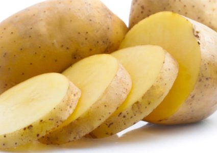 ما هي مضار أكل البطاطا غير الطازجة؟