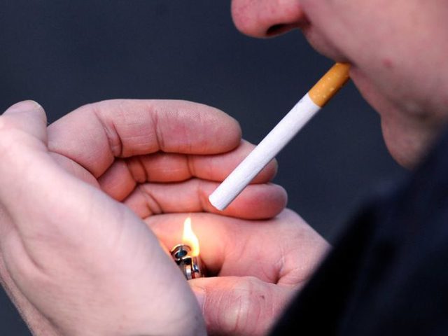 بسبب سيجارة.. شاب روسى يغادر المستشفى والسكين فى ظهره