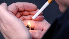 بسبب سيجارة.. شاب روسى يغادر المستشفى والسكين فى ظهره