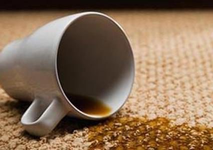 4 طرق طبيعية لإزالة بقع الشاي عن السجاد