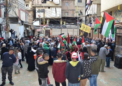 وقفة تضامنية مع الرئيس محمود عباس في مخيم عين الحلوة