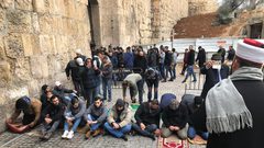 مبعدو الأقصى يؤدون صلاة الجمعة أمام باب الأسباط ومقبرة باب الرحمة