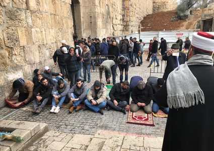 مبعدو الأقصى يؤدون صلاة الجمعة أمام باب الأسباط ومقبرة باب الرحمة