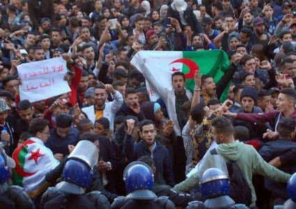 الجزائر.. تعزيزات أمنية وتشويش للإنترنت في مواجهة التظاهرات