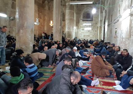 عشرات الآلاف يؤدون "الجمعة" في المسجد الأقصى ومصلى الرحمة
