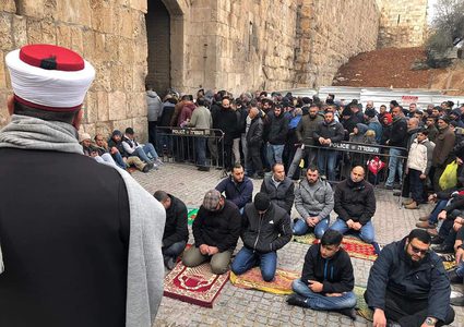 عشرات الآلاف يؤدون "الجمعة" في المسجد الأقصى ومصلى الرحمة