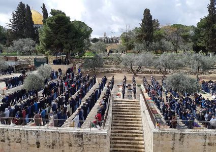 عشرات الآلاف يؤدون "الجمعة" في المسجد الأقصى ومصلى الرحمة