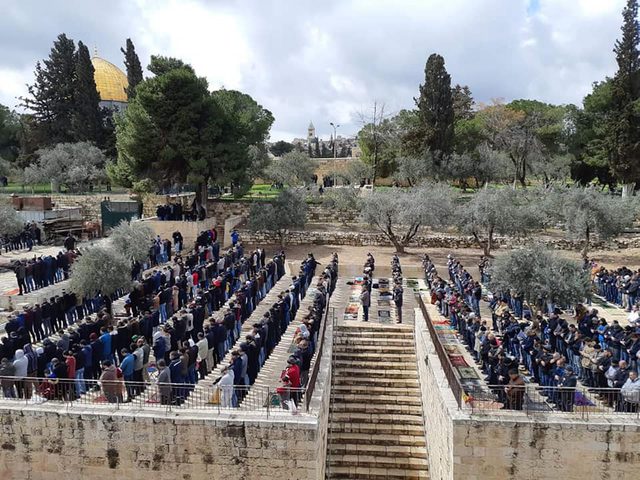 عشرات الآلاف يؤدون "الجمعة" في المسجد الأقصى ومصلى الرحمة