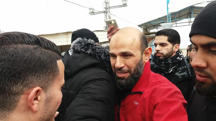 الاسير ابو هاشم يتنفس الحرية بعد 22 عاماً بسجون الاحتلال