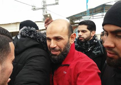 الاسير ابو هاشم يتنفس الحرية بعد 22 عاماً بسجون الاحتلال