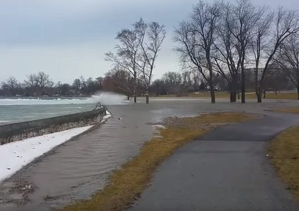 "تسونامي جليدي" يضرب ضفاف بحيرة!