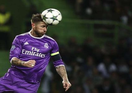 "قاتل ستيفن هوكينغ" يهدد لاعبي كرة القدم!