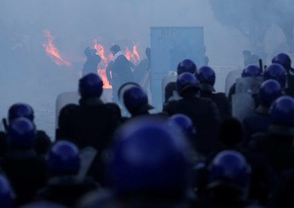 10 إصابات حصيلة احتجاجات الجزائر