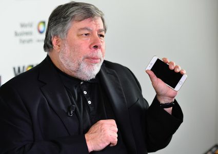 أحد مؤسسي أبل قلق من عدم طرح الشركة لهاتف قابل للطي حتى الآن