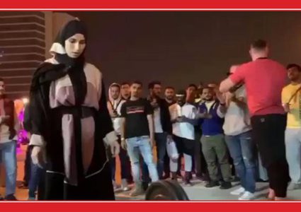 أمام حشد كبير من الحضور.. سعودية ترفع الأثقال في الشارع!