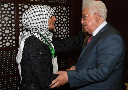 الرئيس عباس يستجيب لطلب عائلة شهيد ويوعز باستكمال بناء منزلها