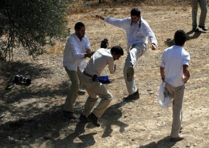 مستوطنون يعتدون بالضرب المبرح على شاب من القدس
