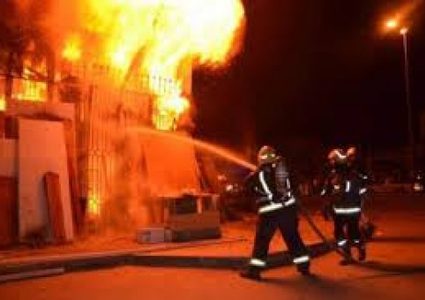 إطفاء نيران اندلعت في مخزن بالخليل