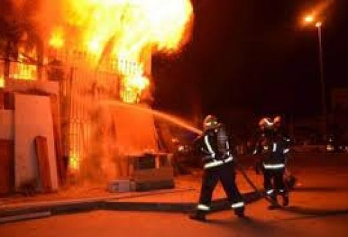 إطفاء نيران اندلعت في مخزن بالخليل