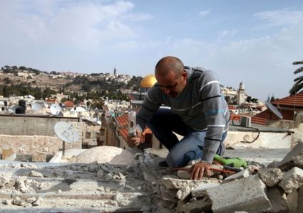 مقدسي يهدم منزله في سلوان بضغط من بلدية الاحتلال