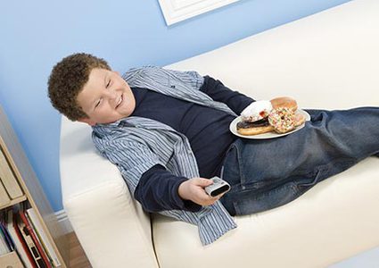 دراسة: اغلاق التلفاز بعد الساعة 9 مساءً يقي الأطفال من السمنة