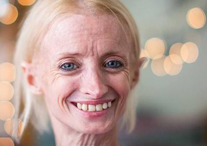 أمريكية في العشرينيات من عمرها..ولكن ملامح وجهها تظهر العكس تماما