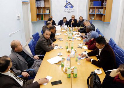 صحفيون وحقوقيون يطالبون إعلام حماس الالتزام باتفاق إصدار البطاقة
