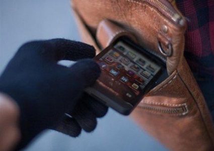 القبض على سيدة في الخليل ارتكبت 10 جرائم نشل