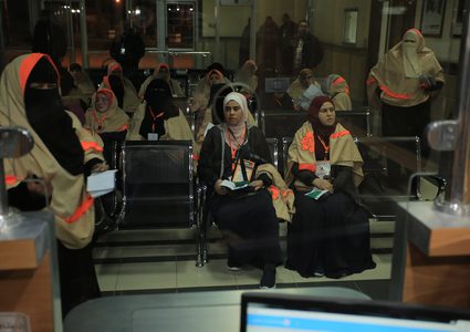 المعتمرون خلال انتظارهم على معبر رفح البري