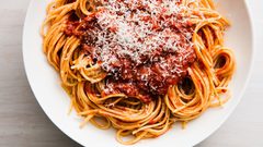 طريقة عمل مكرونة محمرة