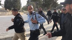 الاحتلال يبعد حارسا عن عمله في المسجد الأقصى