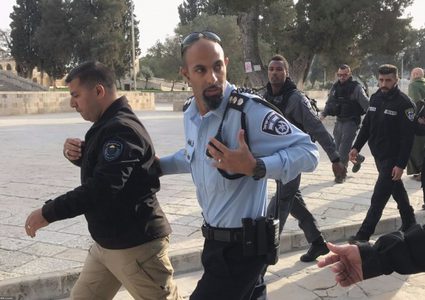 الاحتلال يبعد حارسا عن عمله في المسجد الأقصى