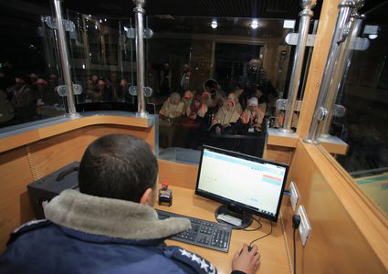 المعتمرون خلال انتظارهم على معبر رفح البري