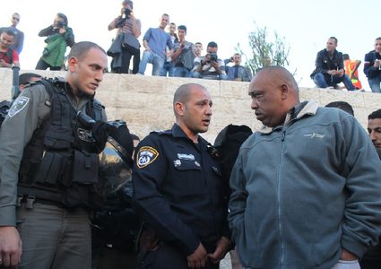 الاحتلال يسلم مدير نادي الأسير بالقدس قرار إبعاد عن الأقصى