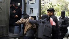 شابان يقتلان والدهما بمساعدة من خالهما