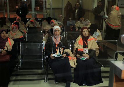 المعتمرون خلال انتظارهم على معبر رفح البري