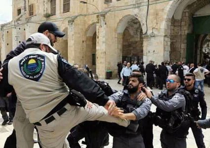 الاحتلال يعتقل حارس المسجد الأقصى محمد الصالحي